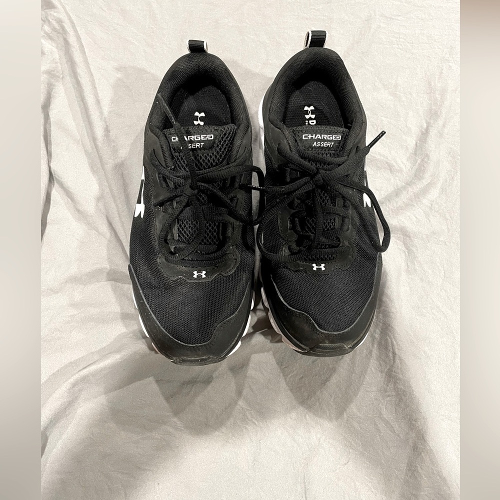 Womens 7.5 Under Armour Charged Assert running shoes